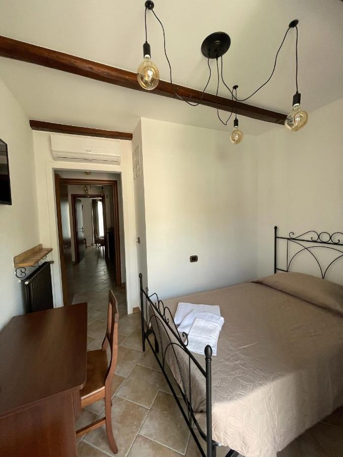 Bed and Breakfast La Vie En Rose Fondi Exterior foto